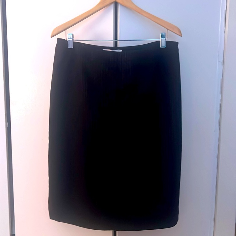 Made in Italy 🇮🇹 - Max Mara skirt with back feature.
